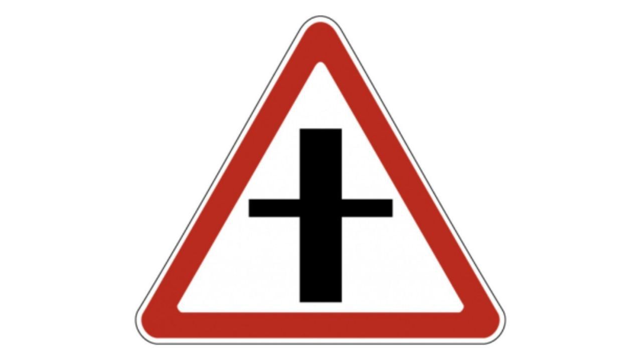 Знак «Пересечение со второстепенной дорогой»